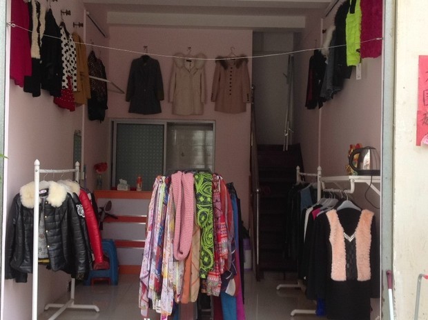 我有一家小服装店,大概18个平方左右,墙面是刷