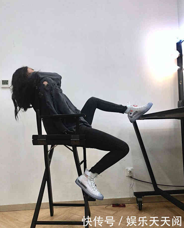 欧阳娜娜又出来炫富,脚上这双鞋有钱也买不到