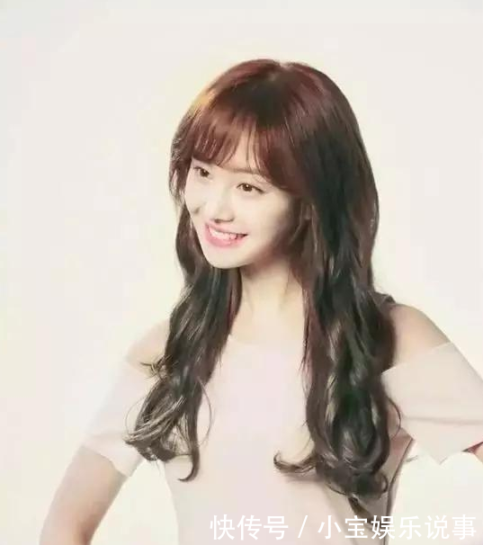 郑爽和周冬雨同穿粉色礼服,年龄近都是当红小