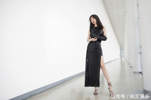 《跨界歌王》李菲儿一件黄色衬衫,不系扣子,这