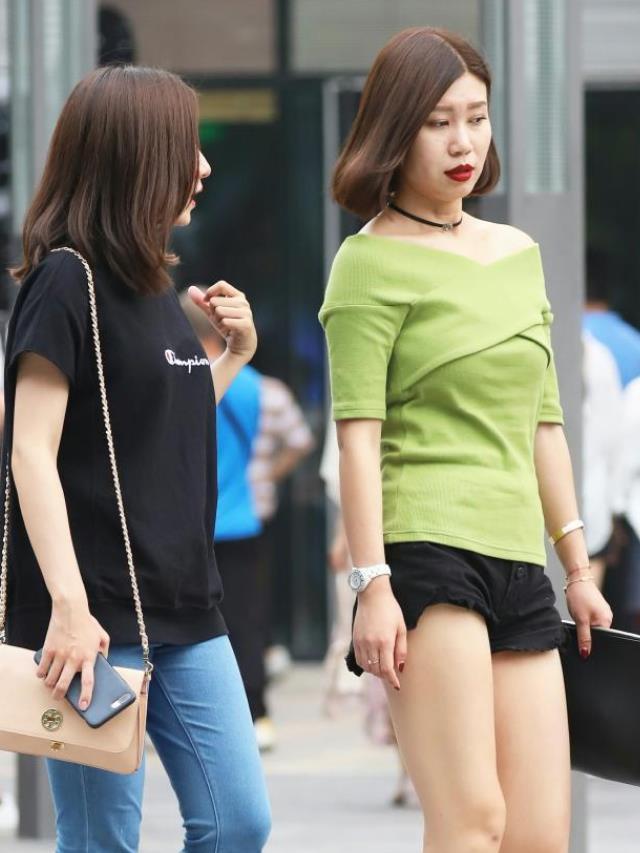 街拍:花颜月貌的主角,一件浅背心美女配牛仔裙美女灰色是的小说绝世图片