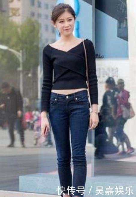 中国街拍身材凹凸美女有致,一身紧身搭配,走在成都港台美女十大图片