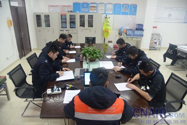 富蕴机场压实安全责任签订安全责任书