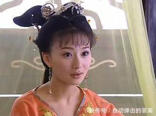 他强占皇后,还让画师画出他欺辱皇后的画面,逼得皇后自杀