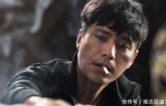 男明星抽烟时的照片:陈坤帅气,胡歌潇洒,而他最