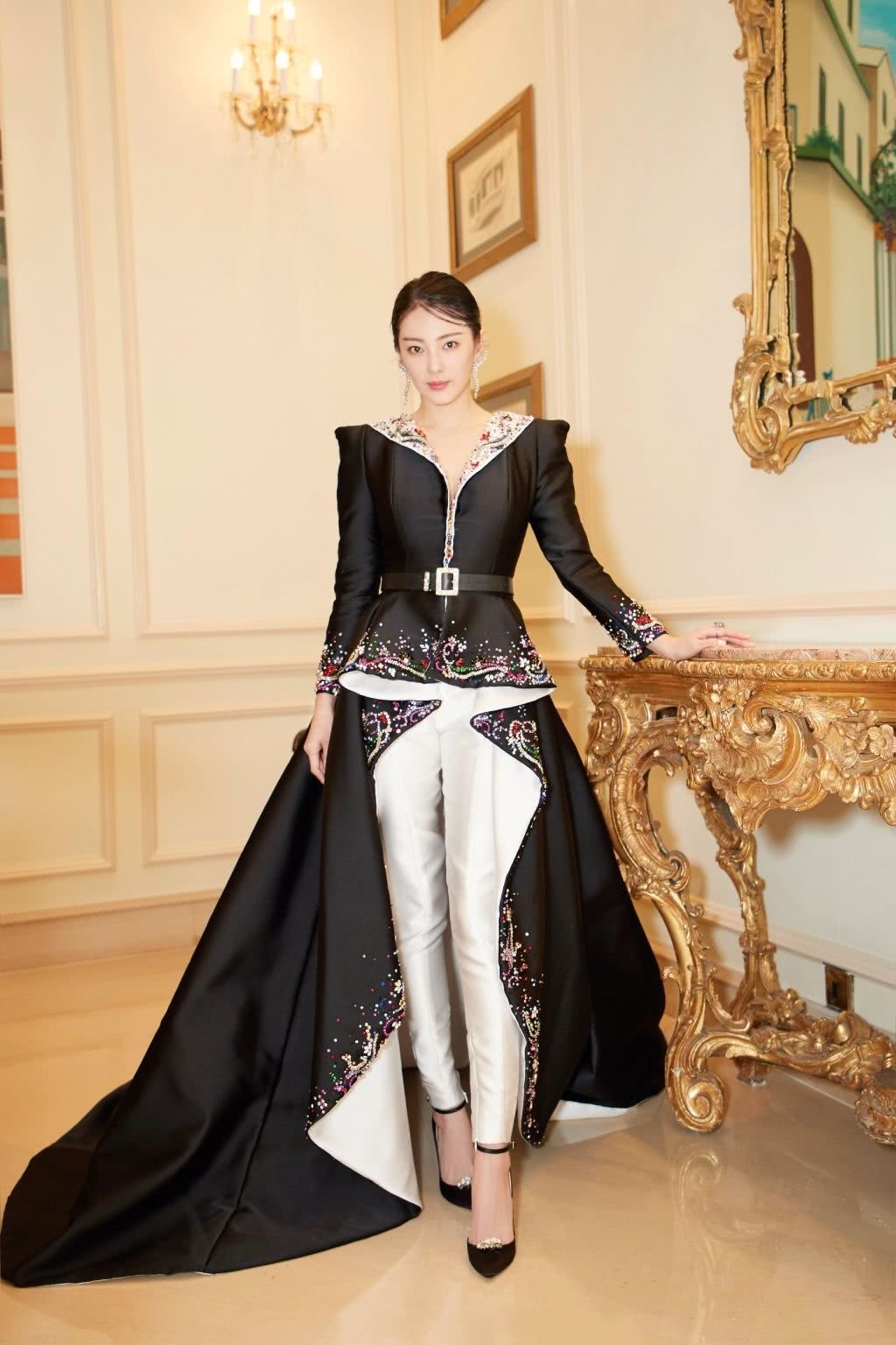 张雨绮这身材绝了!蕾丝裙穿成这样,网友:眼看上