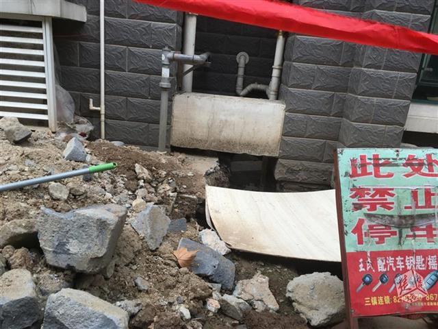 小区公共排水管道经常堵,物业一修,一楼业主傻