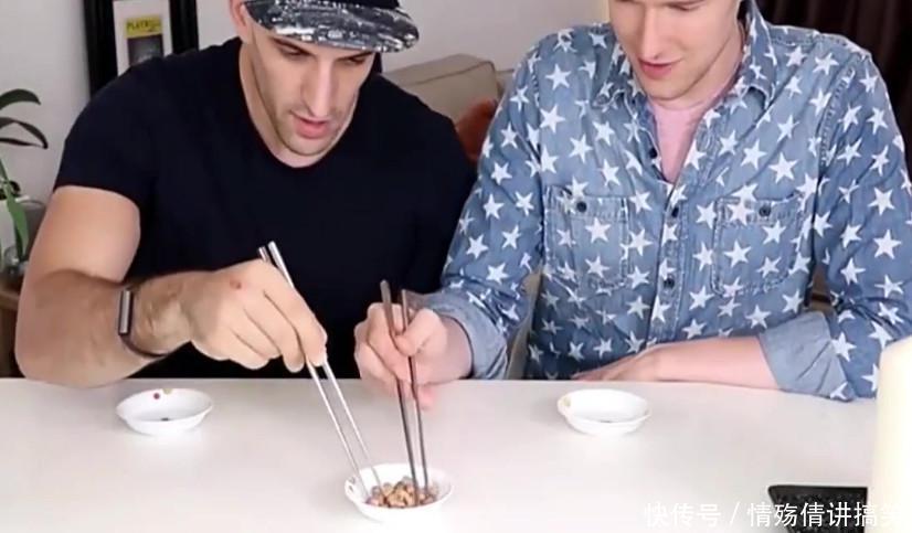 外国人:为啥中国人左手拿筷子,都能夹花生米!网