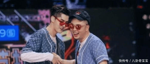 遇鹿晗素颜在街边吃饭津津有味,3万多的衣服穿