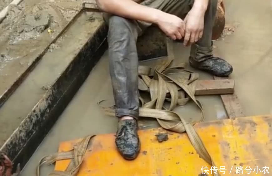 农村大叔出门打工,一月挣10000元,这种工作你