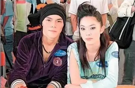 向佐刚和郭碧婷订婚就点赞美女泳装照,前女友