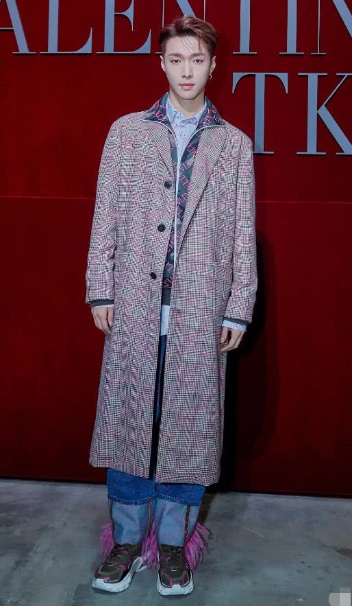 张艺兴帅气现身,裤子怎么连着拖把,准备活动