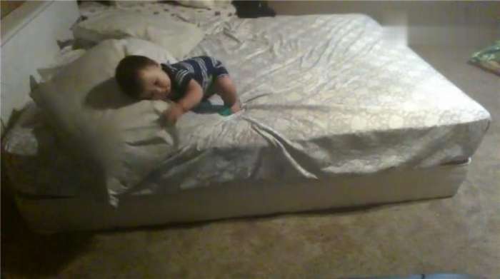 1岁宝宝被困在床上,灵机一动想到一个好办法,