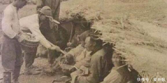 日本侵华时,一张日军背中国老奶奶的照片,为何