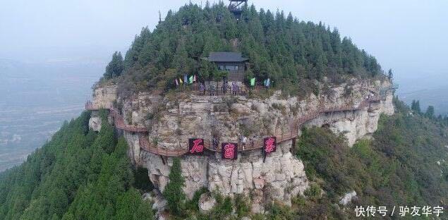 济南首条环山玻璃栈道走红 市民纷纷来练胆