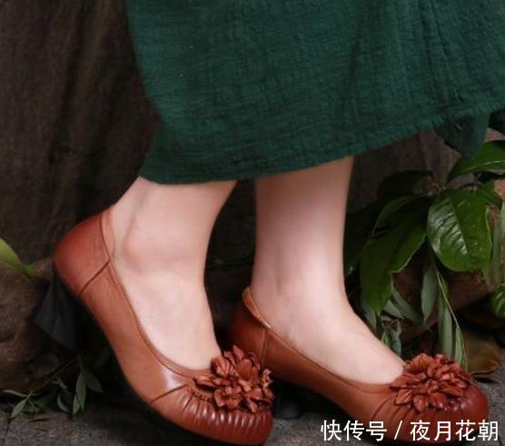 建议60后,出门就穿这“妈妈鞋”,学这搭配技巧,亲戚都夸美 凯时娱乐官网