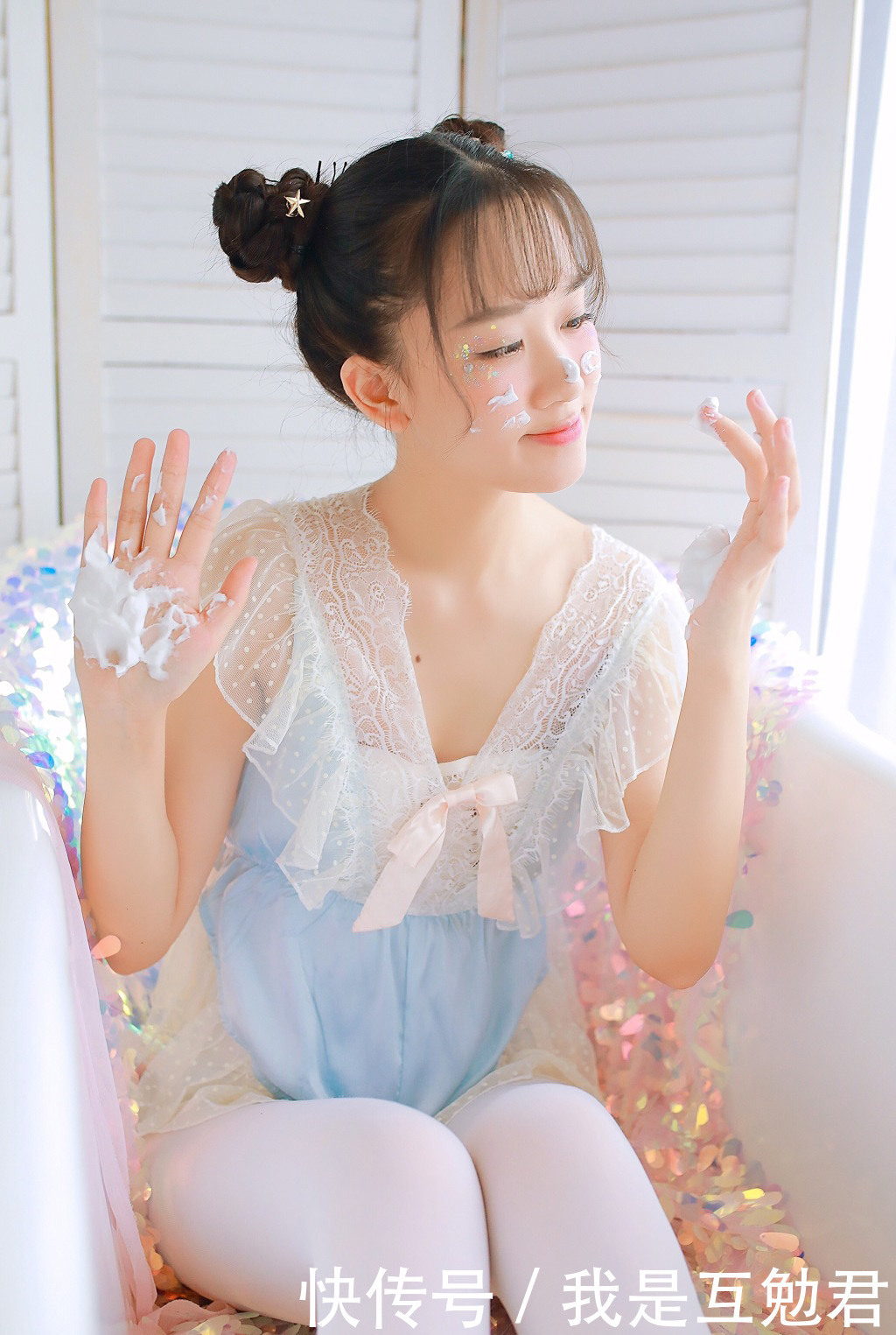 白丝袜女孩在浴缸里的性感私房写真