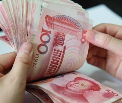 离婚五年后看见前妻在餐馆洗碗,我心生怜悯给她两万后傻了眼