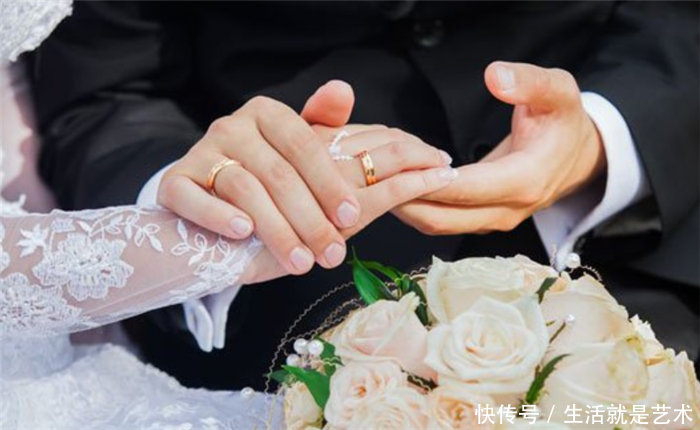 女儿满月婆婆给八百,无意看到老公的微信,我含泪全部退回