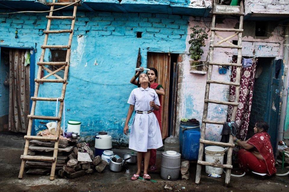 印度3千人的贫民窟里没有厕所,当地居民直接在