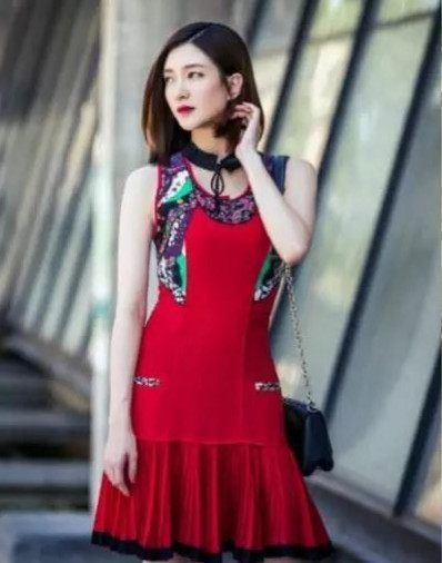 三十而已电视剧江疏影卖衣服 t01509513b0b1a6c9d8.jpg?size=398x506