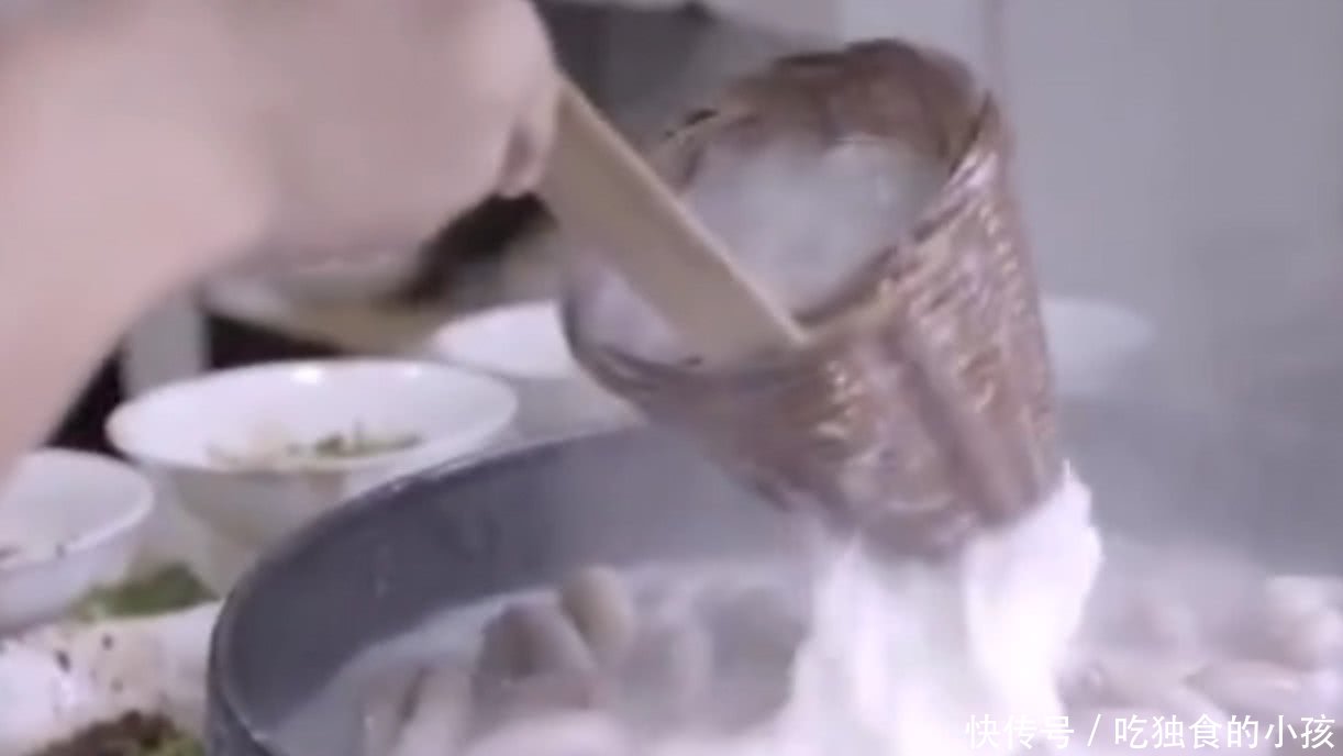 谢霆锋带着张靓颖去吃酸辣粉,并给老外流利的