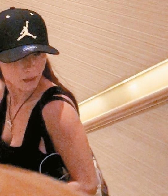 张柏芝生三胎产前照片曝光,挺大肚子逛街手臂