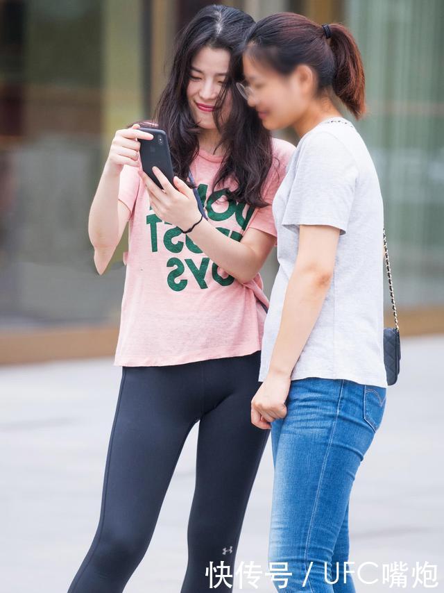 街拍美女:气质小阿姨穿着运动紧身裤喜欢拍照