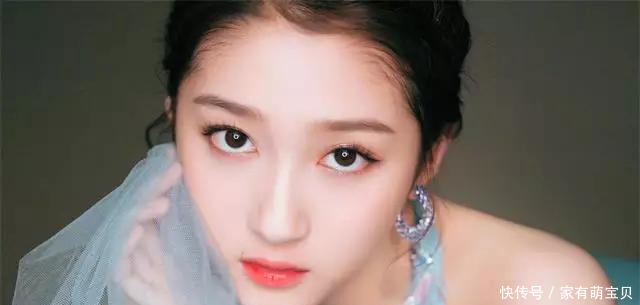 关晓彤家又旧又乱,京圈格格存疑,网友:她家就