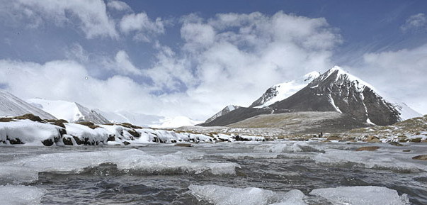 岗加曲巴 坐落于格拉丹冬雪山东坡,是长江源