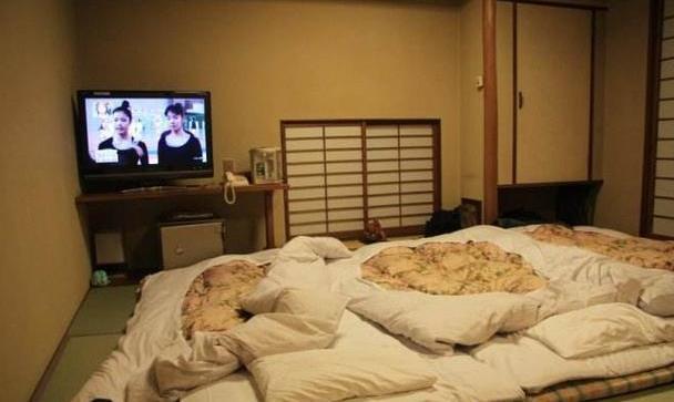 日本人睡觉总是打地铺,他们没钱买床吗?原因是