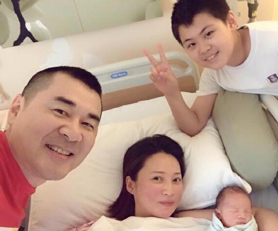 蒋勤勤生下二胎后出院,网友:从这点就能看出她