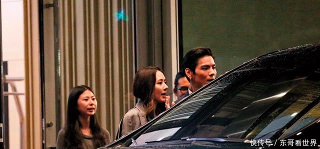 向佐求婚郭碧婷成功郭碧婷戴巨型婚戒现身酒宴