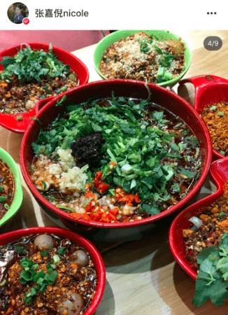 接地气张嘉倪凌晨12点街头撸串,7碗辣菜抢镜,