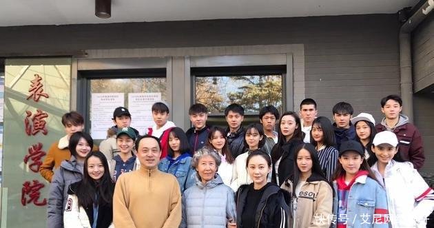 21岁关晓彤北电班级合影曝光,头小脸小一眼就