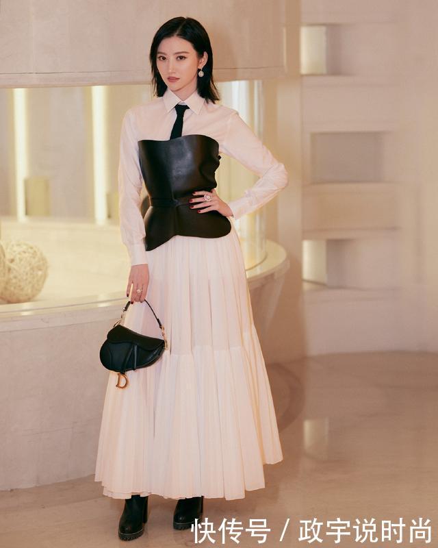 景甜这是未修图?穿驼色毛衣配黑色休闲裤,肌