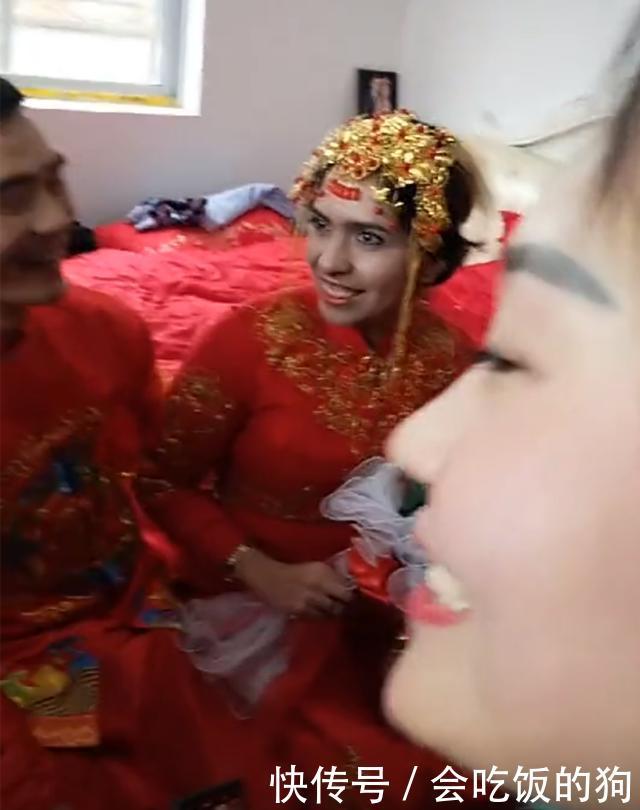 农村小伙被城里女朋友甩了后,出国打工带回一老婆让人误会是男的