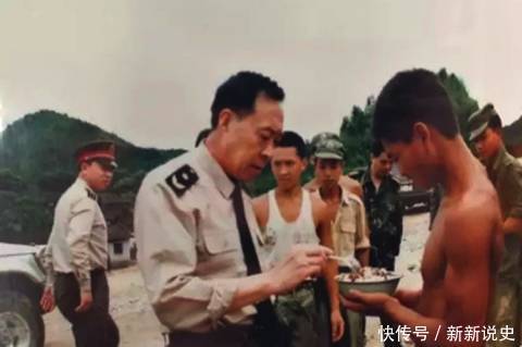 他是统领千军的铁血将军,因一张98年抗洪落泪照,感动无数中国人