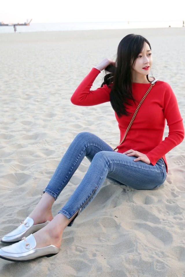街拍牛仔裤美女,在海边沙滩休息的一瞬间,展现美女乔丹穿图片