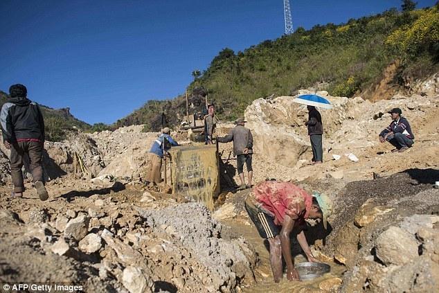 带血的翡翠与佛像的尘埃,置之死地而后生的缅甸脱贫梦(图3) 缅甸翡翠玉石a货_缅甸玉石矿山_2009缅甸玉石公盘