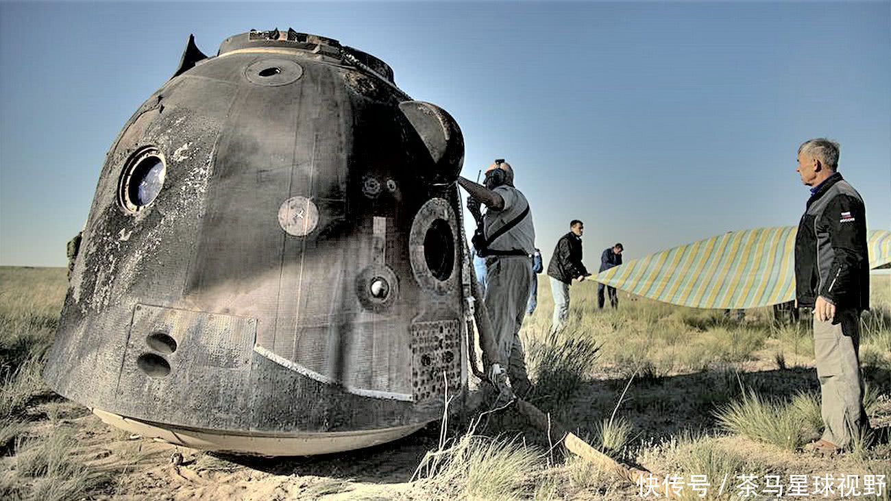 哈萨克大草原壮观景象,联盟号宇宙飞船搭载三名宇航员成功降落