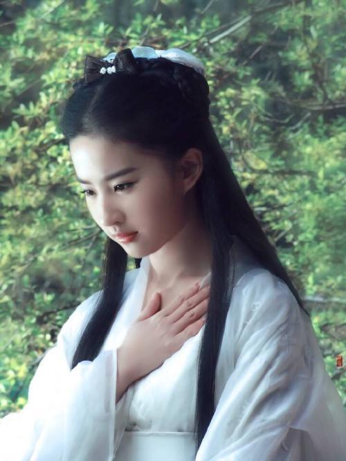 小刘亦菲一身洋裙长发披肩巧笑嫣然，天仙姐姐实力演绎从小美到大