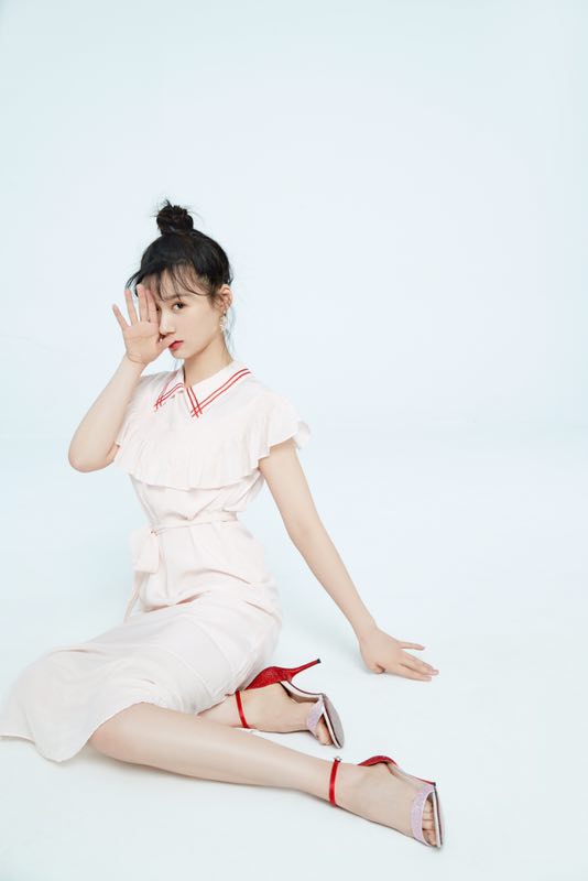 徐悦情人节男友视角写真出炉 微风狗啃刘海抢镜