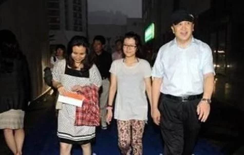 57岁黄宏与小6岁妻子近照 女儿颜值很高原来竟是她 - 荆楚神韵 - hanshiyyx999的博客 t01588cb349559c8600.jpg?size=475x303