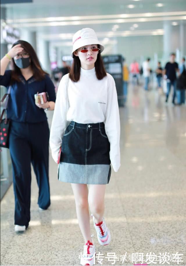 当李沁和迪丽热巴同穿牛仔短裙,身高仅差2cm