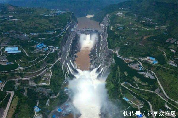 中国在峡谷底部挖出一个洞:三个足球场大,90米