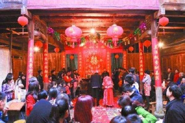 新婚日妻子不让丈夫圆房, 丈夫怒把妻子赶回娘