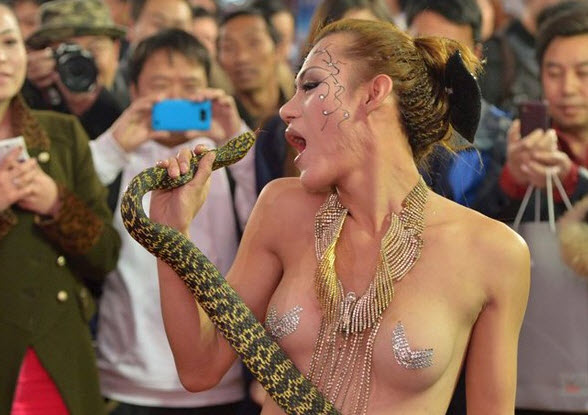 婐女吞蛇图片