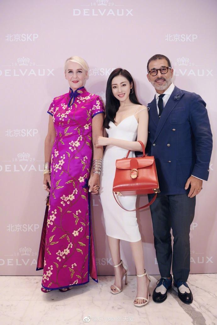 张天爱真的太美啦，白色低胸长裙出镜，披肩长发更是美出新境界！