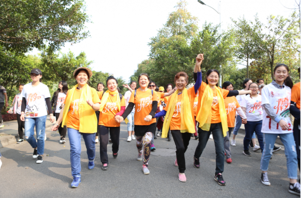 迪丽热巴的孝心宣言 首任青春伴夕阳爱心宣传